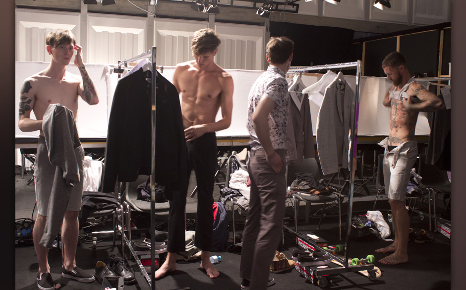 Models werfen sich in die Klamotten...