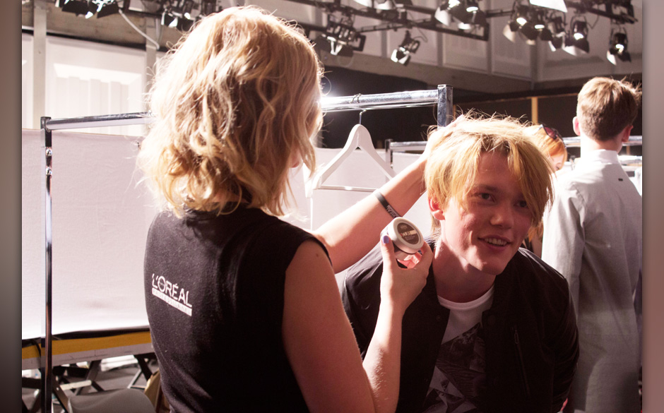 Ein Model bekommt den letzten Feinschliff vor der Show.