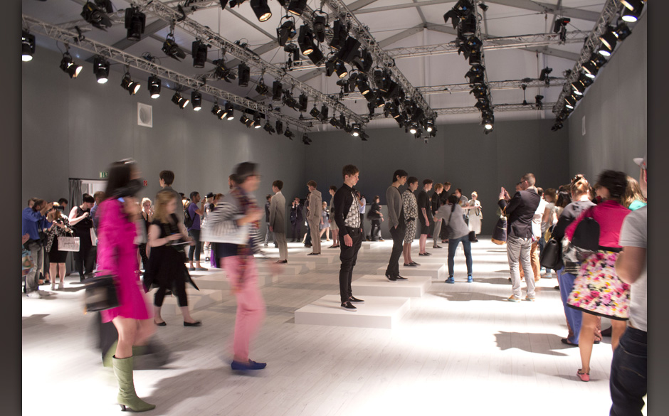 Mode-Menschen strömen in den Showroom um sich die Kollektion anzusehen.