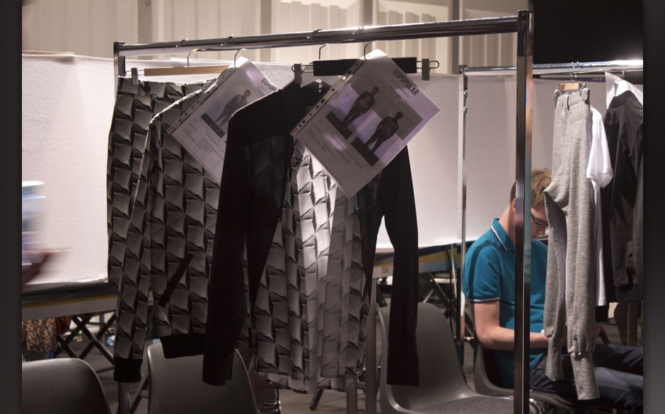 Kleidungsstücke für die Show hängen schon bereit.