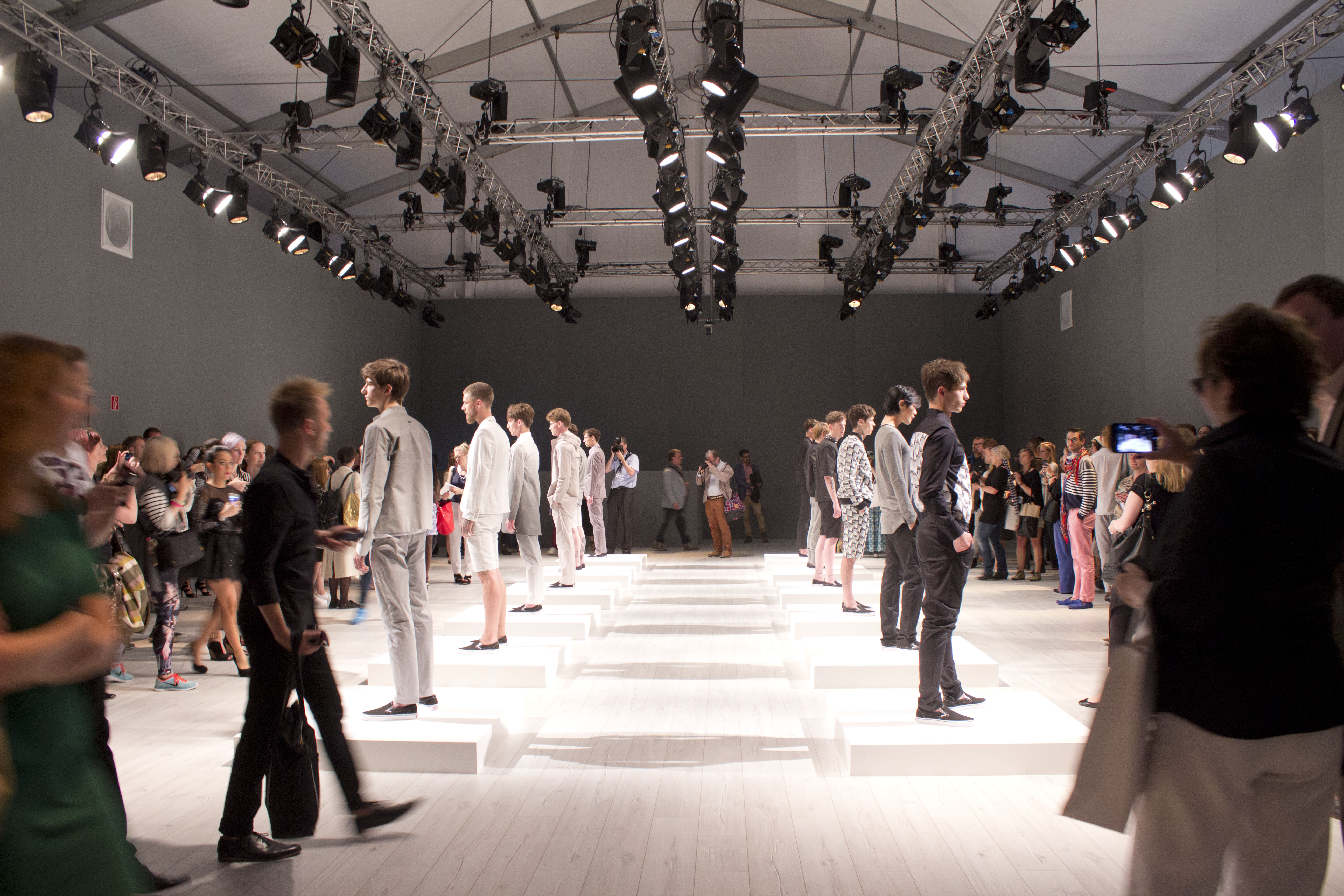 Zu Beginn der Show läuft ein Dubstep-Mix vom Soundgarden-Song "Black Hole Sun"