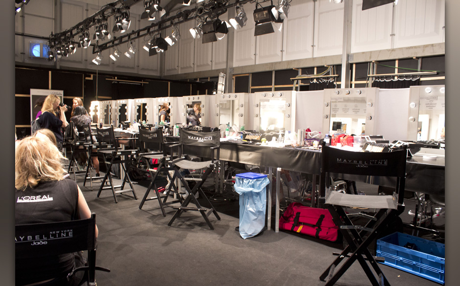 Bei einer Männermodenschau geht's an den Schminktischen eher ruhig zu.