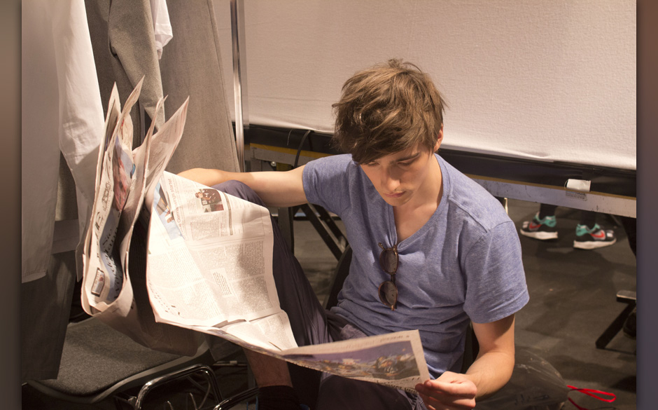 Model bei der Zeitungslektüre