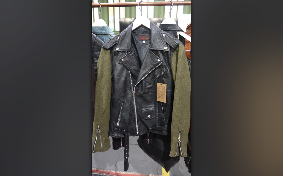 Leder gemixt mit anderen Materialien - vor allem mit Jeans - ist auch im Sommer 2014 nicht wegzudenken. Auf dem Bild: Jack...