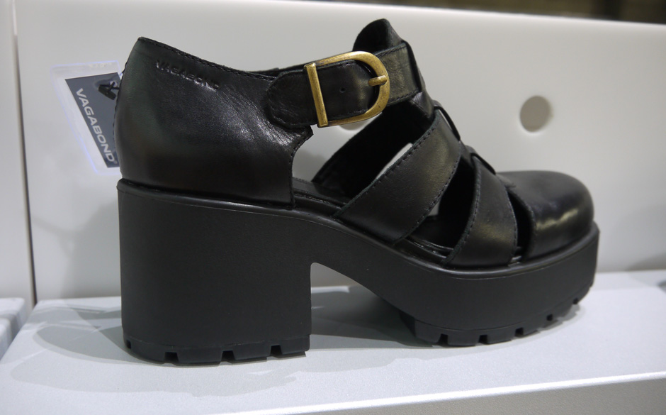 Ja, Frauen werden wieder in groben 90s- Plateaus durch die Gegend staksen. Hier von Vagabond.