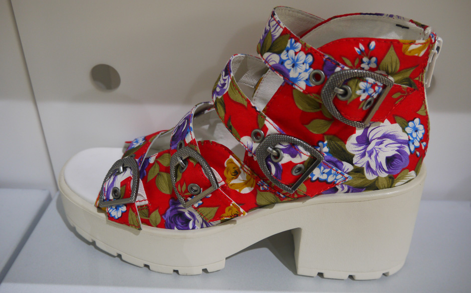 Plateau-Sandale trifft auf Hawaii-Muster