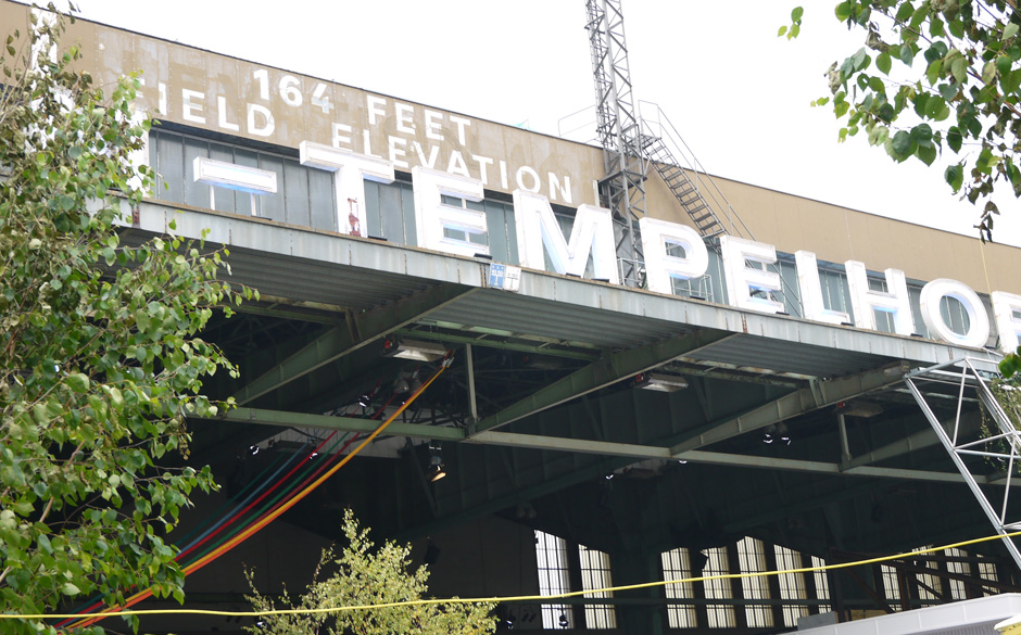 Die Bread & Butter befindet sich auf dem Gelände des ehemaligen Flughafens Berlin Tempelhof.