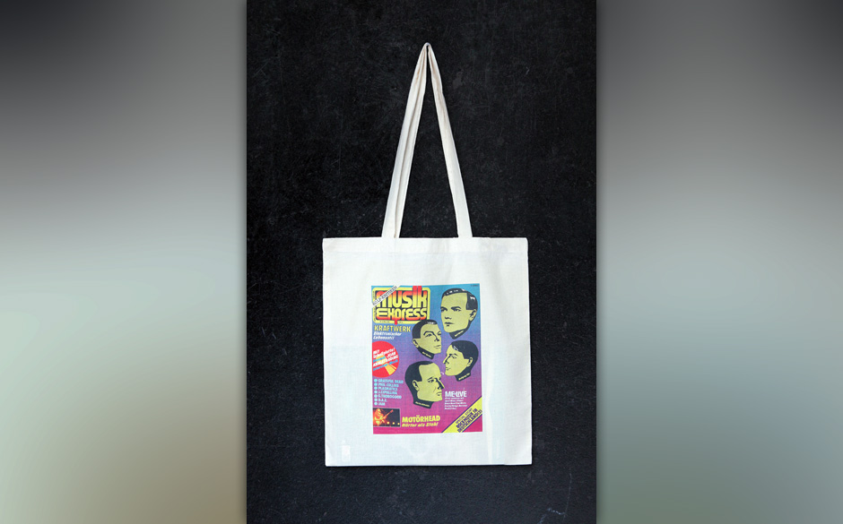 Kraftwerk auf dem Cover, das Cover auf dem Jutebeutel