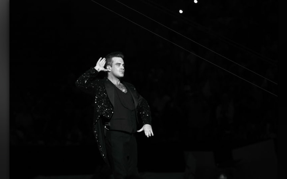 "Ich kann Euch nicht hören": Robbie Williams motiviert seine Fans - und hat bei denen natürlich leichtes Spiel