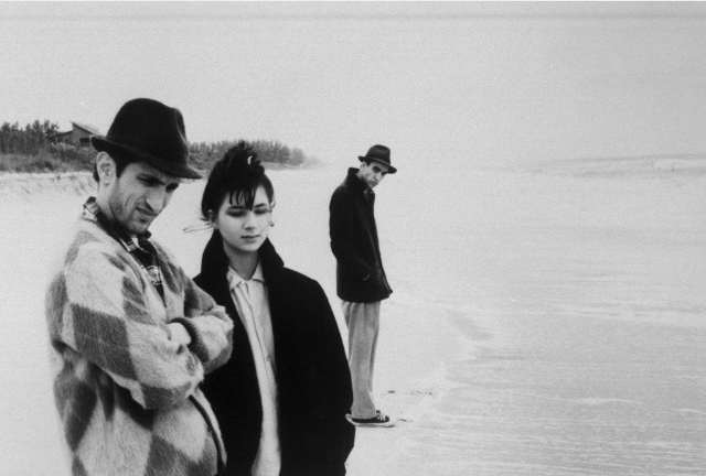 Richard Edson, Eszter Balint und John Lurie am Strand in STRANGER THAN PARADISE von JIM JARMUSCH. 1984.