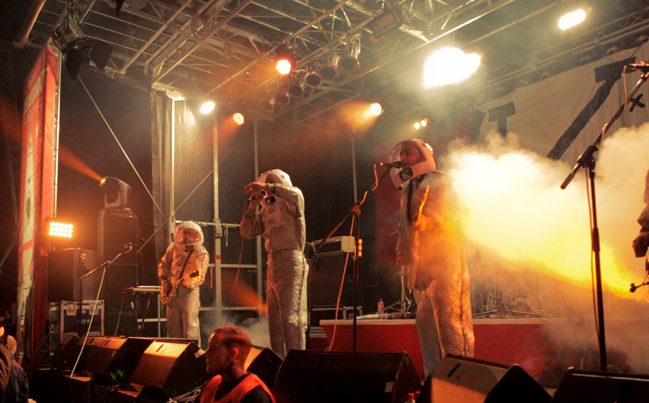 Nach einem Song brachen sie bereits ab. Kurzerhand springt eine andere Band ein.