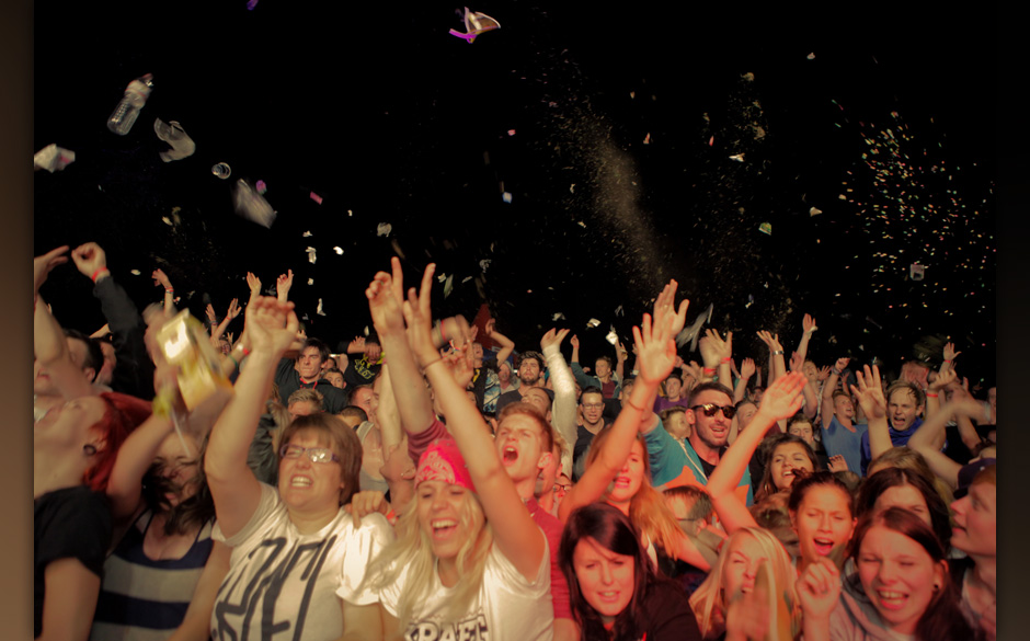Bis in den Morgen hinein tanzte und taumelte das Publikum vor sich hin.