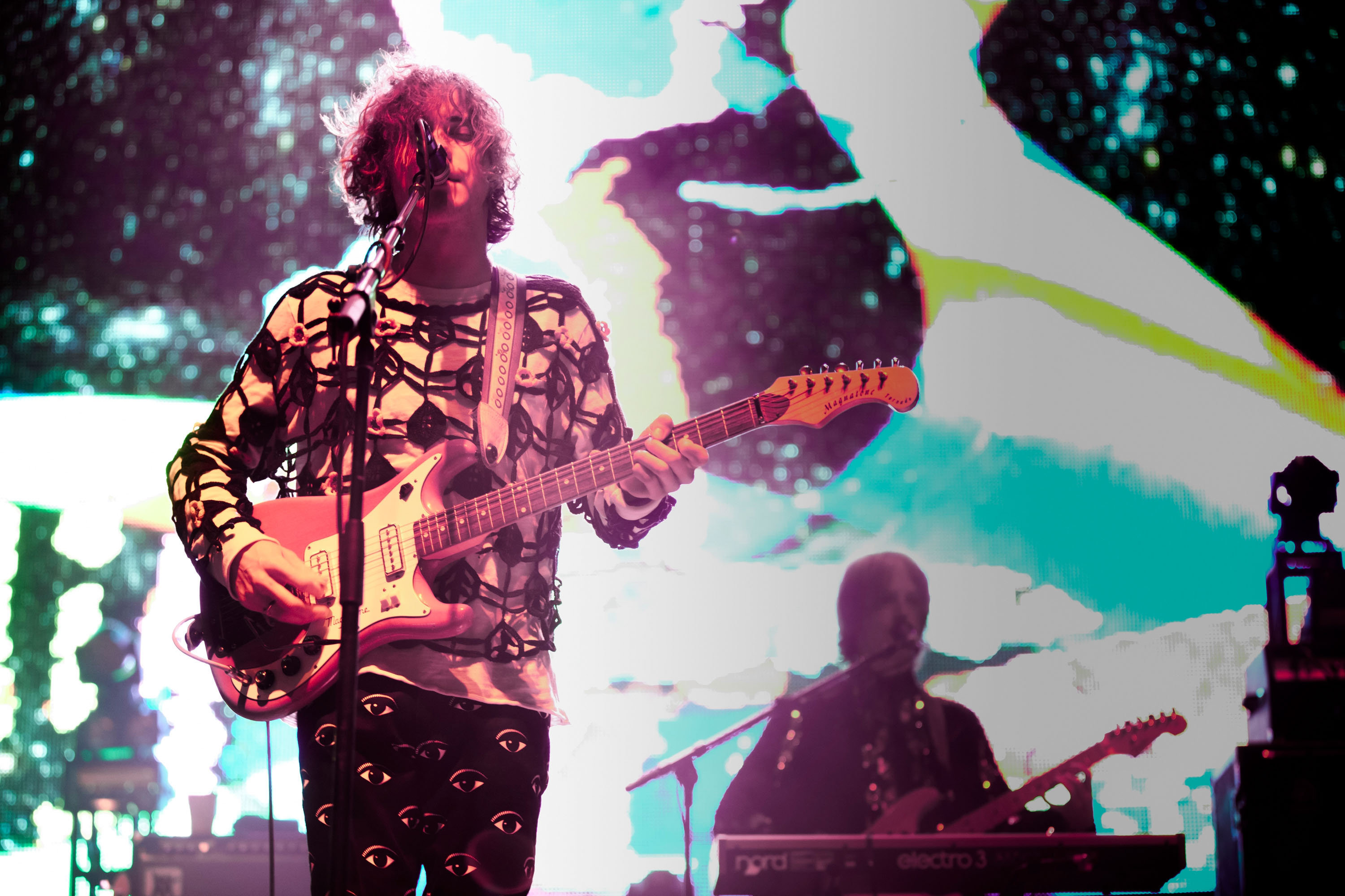 Wenn Andrew VanWyngarden von MGMT beim Singen die Augen schließt, hat wenigstens seine Hose alles im Blick.