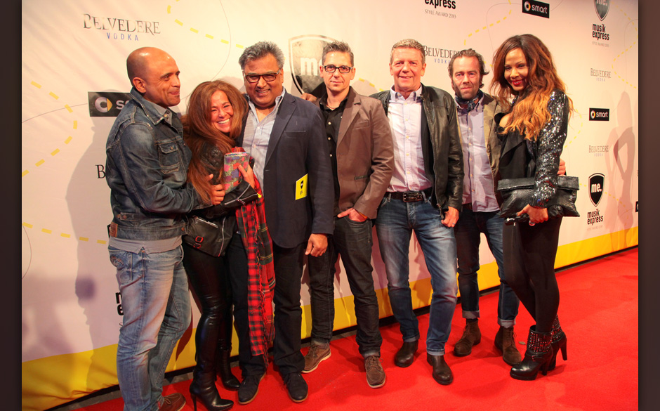 Auf dem Roten Teppich beim MUSIKEXPRESS STYLE AWARD 2013: Mila Perez, Nish Soneji und das Team von Pepe