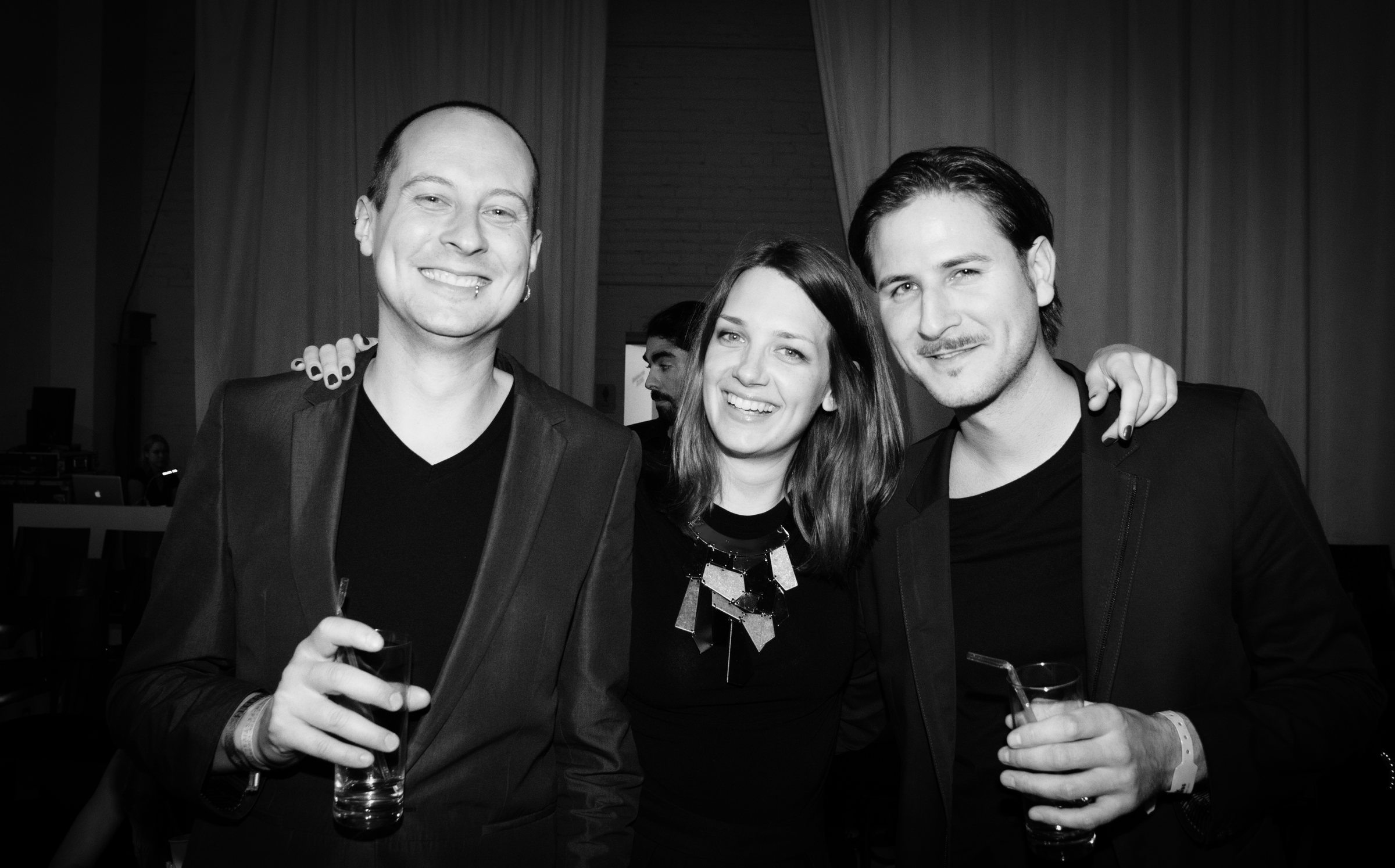 Redakteur Stefan Rehm (links) mit der ME-Grafik-Abteilung (Miriam Waszelewski und Maj Mlakar)