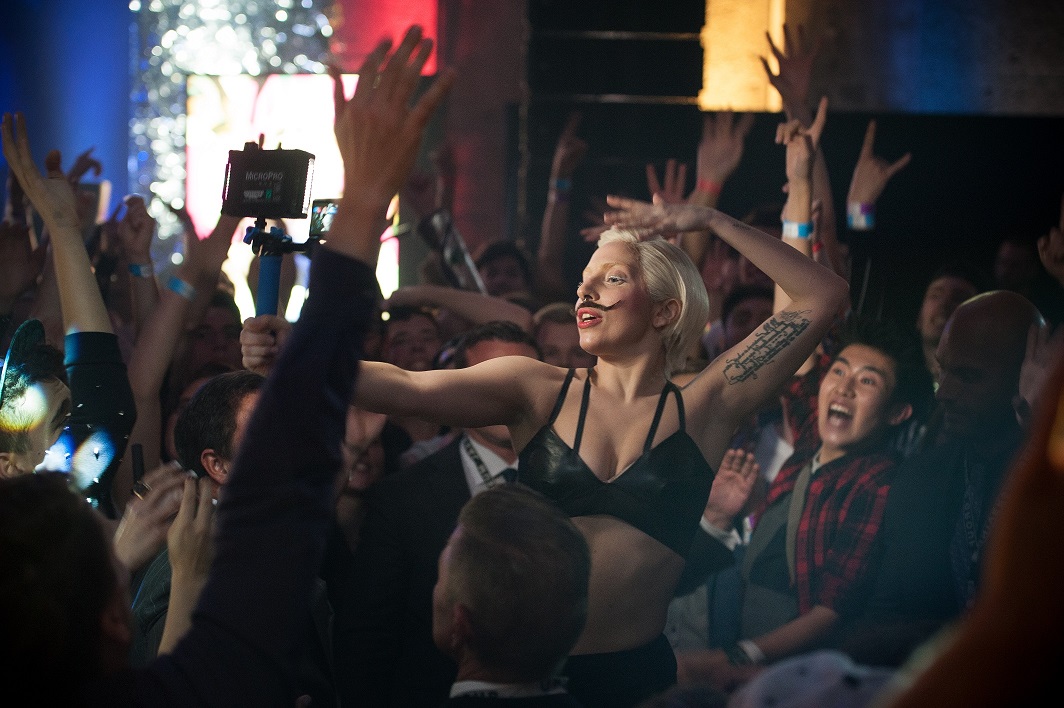 Lady Gaga - badet gerne in der Menge