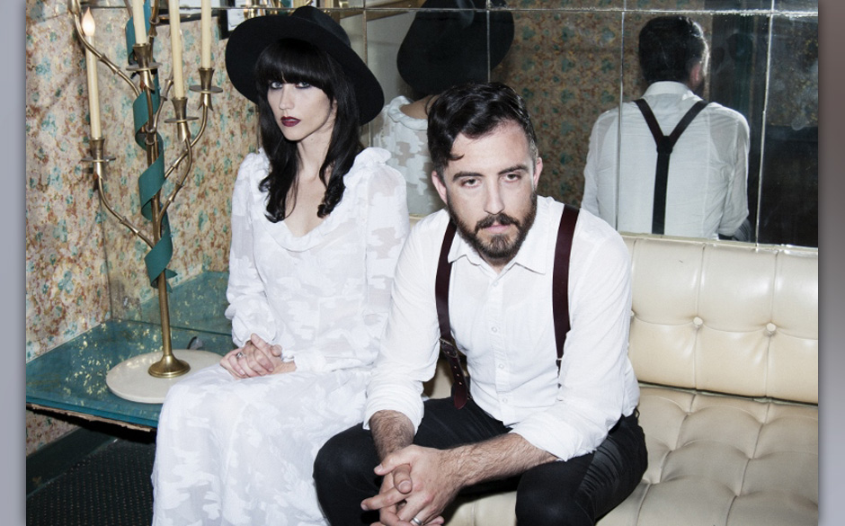 Angela Gail und Jeffrey Jacob sind In The Valley Below. Ihr Debüt THE BELT erschien im August 2013.