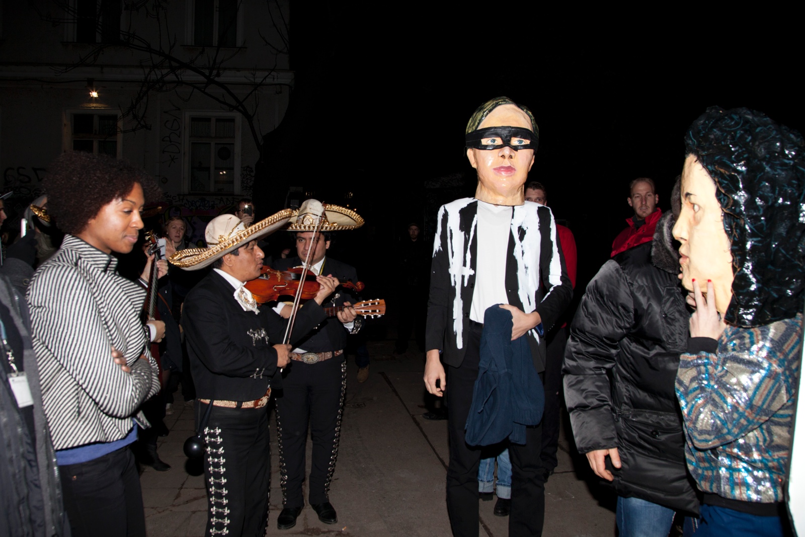 Vorm eigentlichen Konzert von Arcade Fire: Eine Band mit Masken und Mariachi-Anhang zieht ins Astra Kulturhaus ein