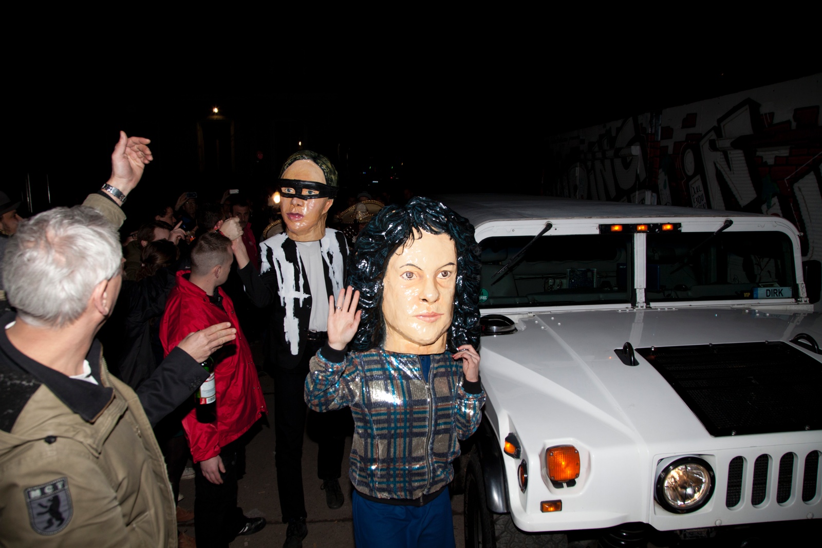 Vorm eigentlichen Konzert von Arcade Fire: Eine Band mit Masken und Mariachi-Anhang zieht ins Astra Kulturhaus ein