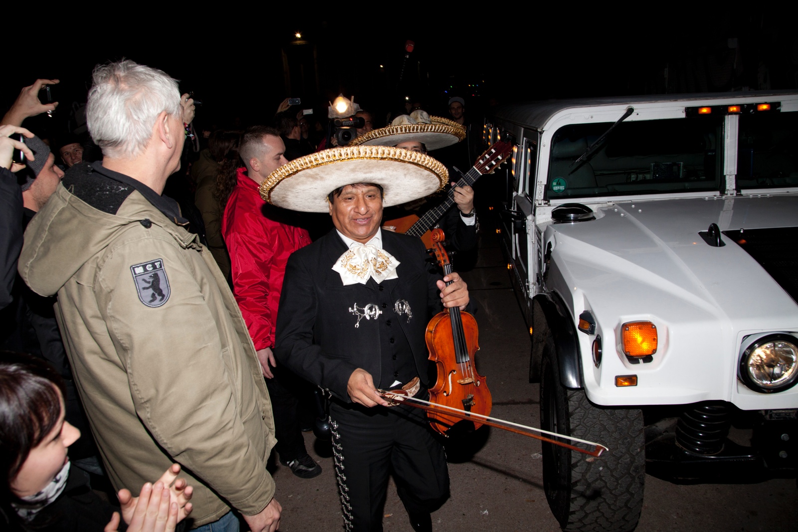 Vorm eigentlichen Konzert von Arcade Fire: Eine Band mit Masken und Mariachi-Anhang zieht ins Astra Kulturhaus ein
