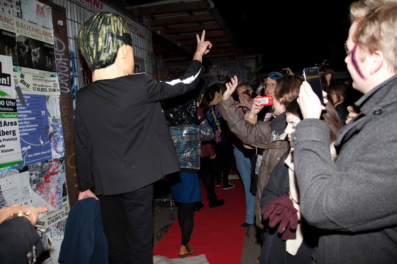 Vorm eigentlichen Konzert von Arcade Fire: Eine Band mit Masken und Mariachi-Anhang zieht ins Astra Kulturhaus ein