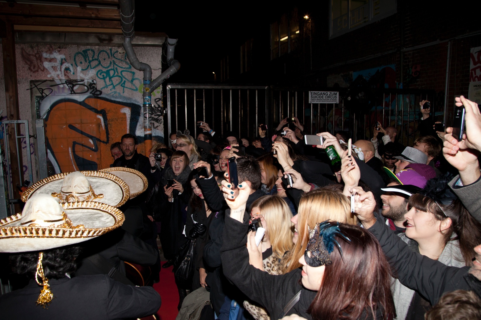 Vorm eigentlichen Konzert von Arcade Fire: Eine Band mit Masken und Mariachi-Anhang zieht ins Astra Kulturhaus ein