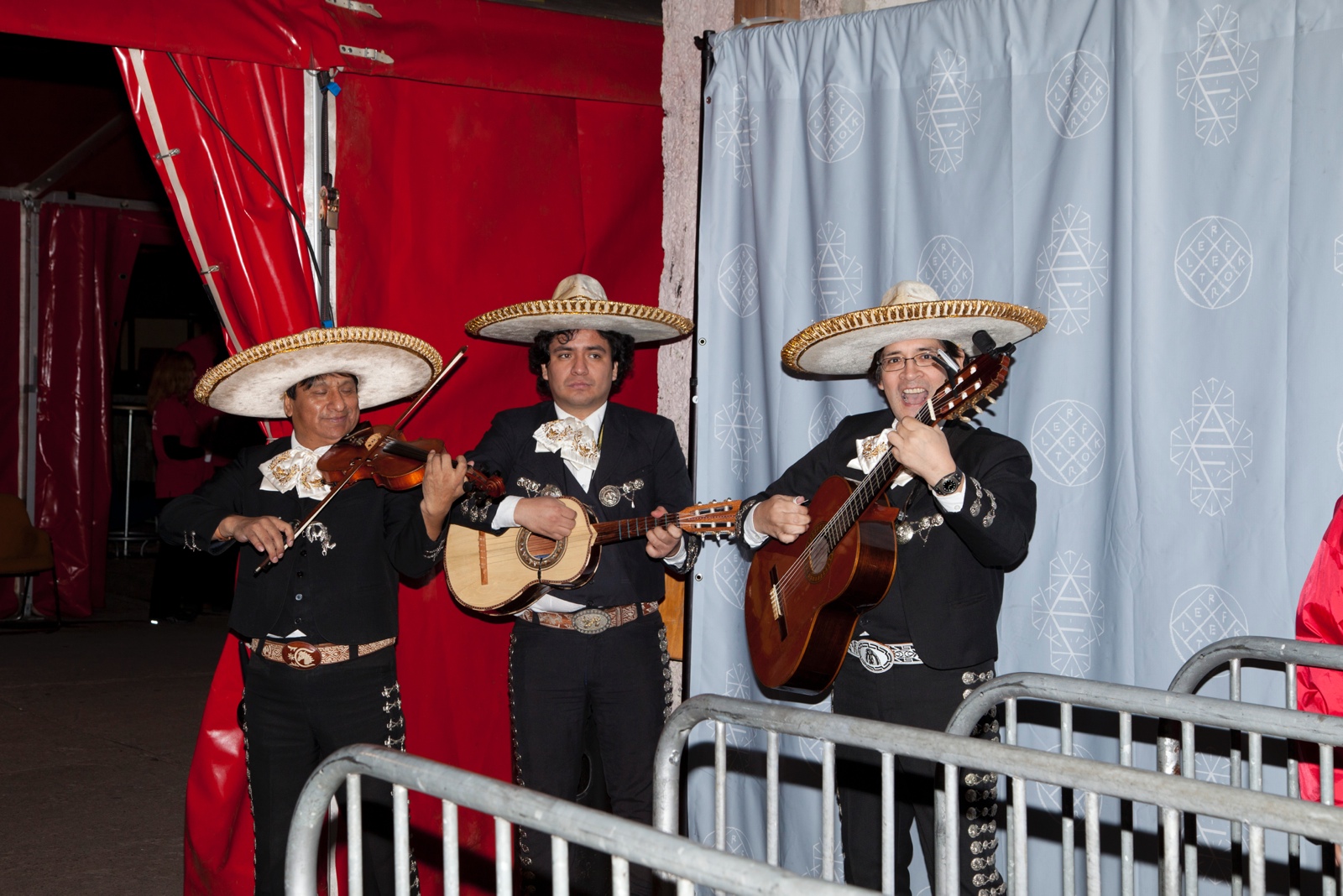 Vorm eigentlichen Konzert von Arcade Fire: Eine Band mit Masken und Mariachi-Anhang zieht ins Astra Kulturhaus ein