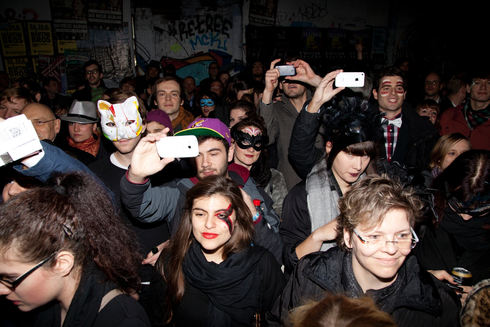Vorm eigentlichen Konzert von Arcade Fire: Eine Band mit Masken und Mariachi-Anhang zieht ins Astra Kulturhaus ein. Die wa...