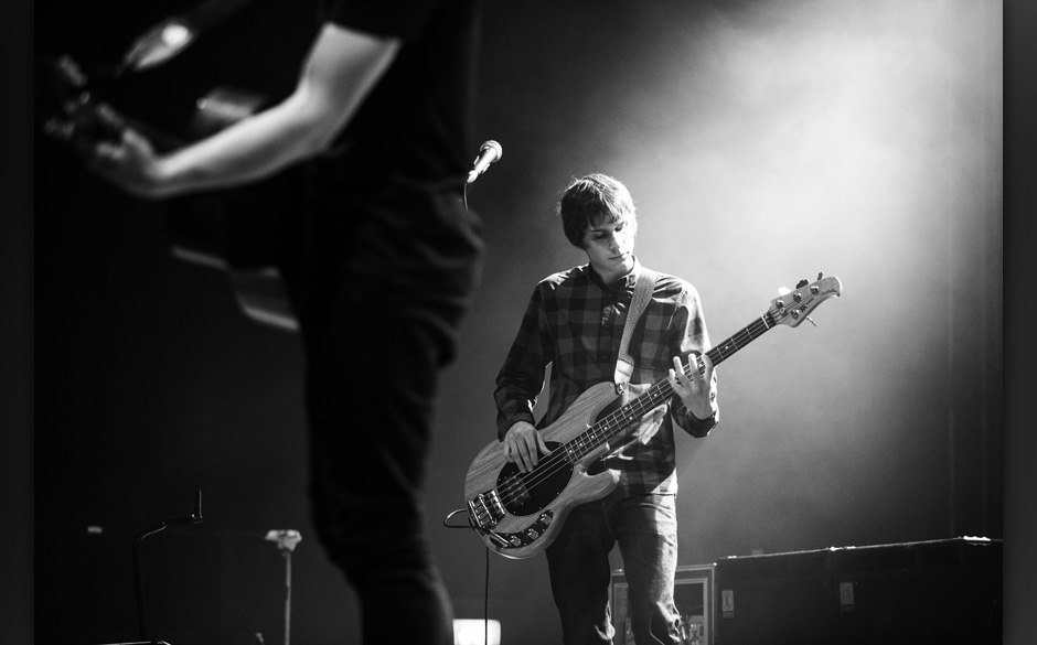 Begleitet wurde der Gitarrist und Sänger von zwei Bandkollegen, die ihm für ruhigere Parts im Set die Bühne überließen.