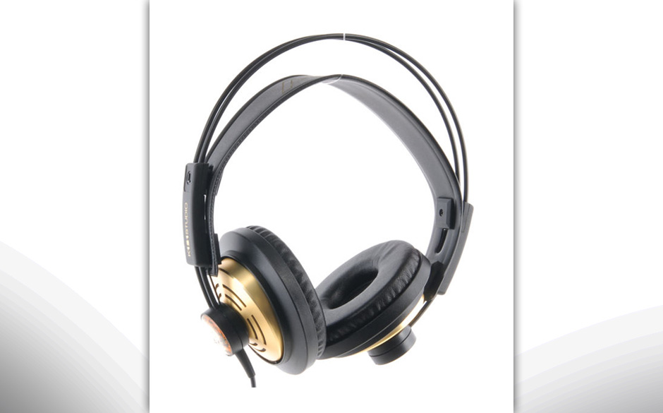 Der AKG K-121 Studio setzt auf goldene Akzente.