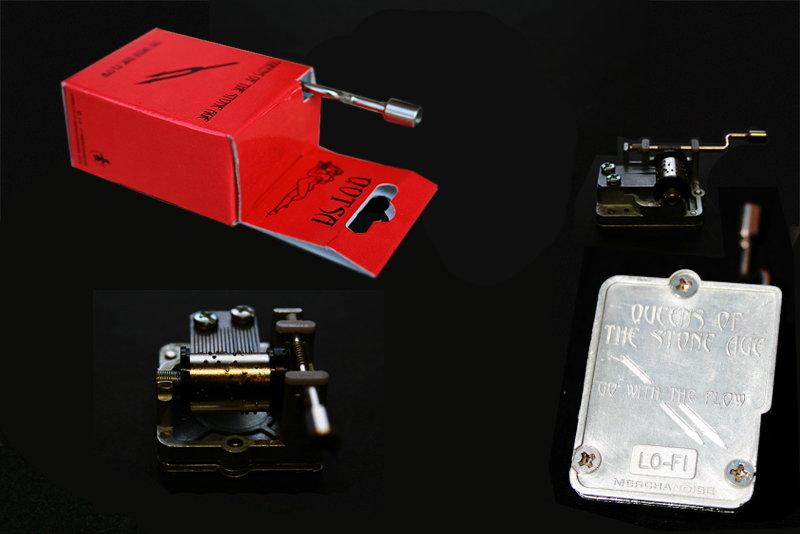 Das kleine Mitbringsel für die Weihnachtsfeier: Die Music-Box zum Kurbeln spielt "Go with the Flow" von Queens of the Sto...