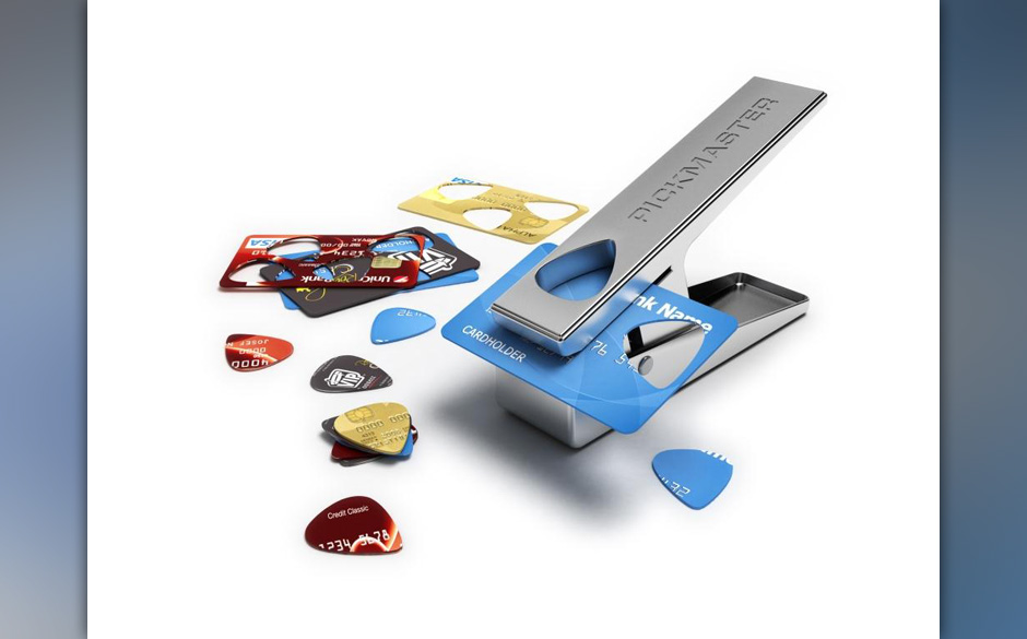 Der Pickmaster verwertet alte Kreditkarten oder festen Karton zu individuellen Gitarrenpicks.