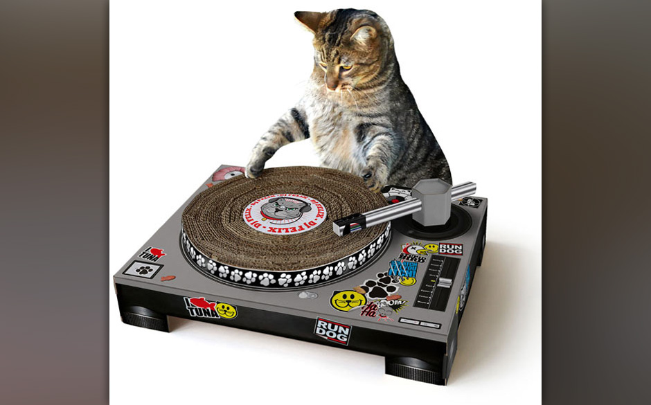 SUCK UK macht mit einer ausgefallenen Kratzmatte die Hauskatze zum DJ.