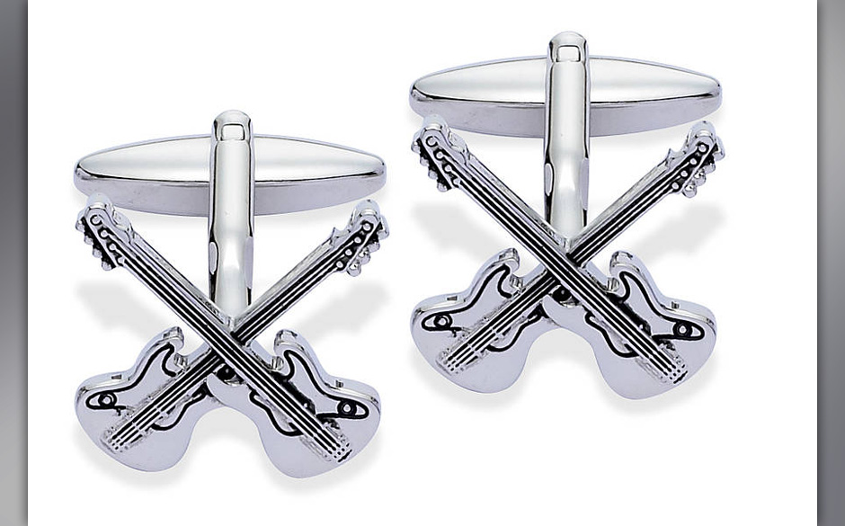 Die silbernen Manschettenknöpfe mit gekreuzten Gitarren sind der Hingucker beim Festtagsbraten.