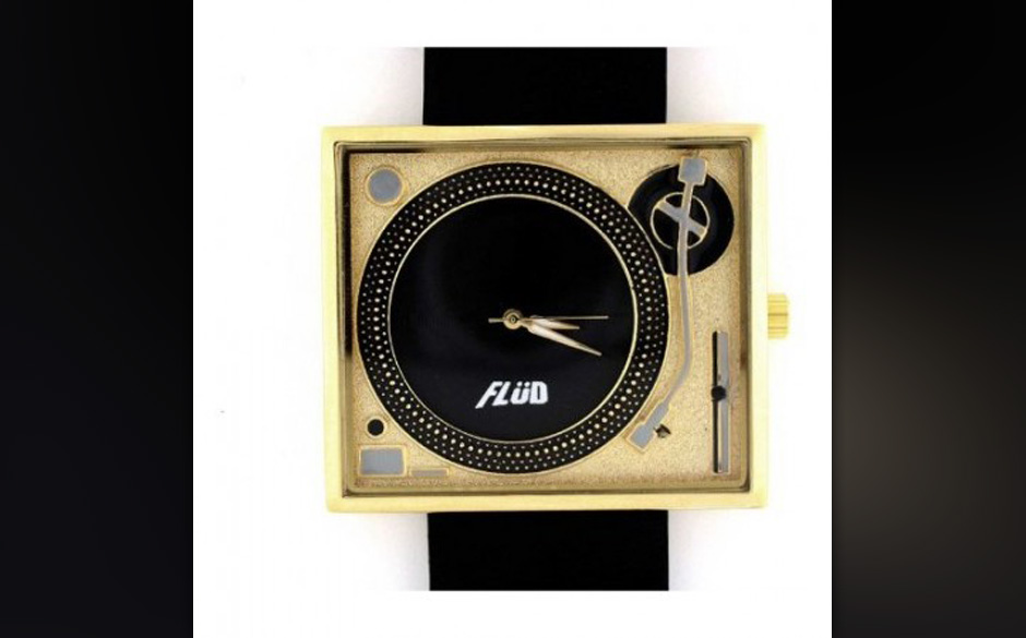 Für Bling am Arm sorgen die Stücke von Flüd. Diese Uhr glänzt mit Turntable-Design.
