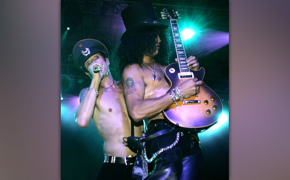 ...gründete Slash nach diversen Projekten mit Duff, Matt, Izzy und dem Stone Temple Pilots-Sänger Scott Weiland die Band...