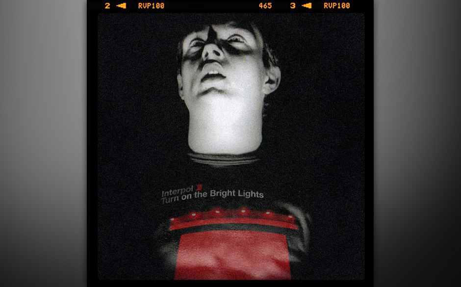 Ian Curtis, Sänger von Joy Division, mit einem Shirt seiner Fans von Interpol.