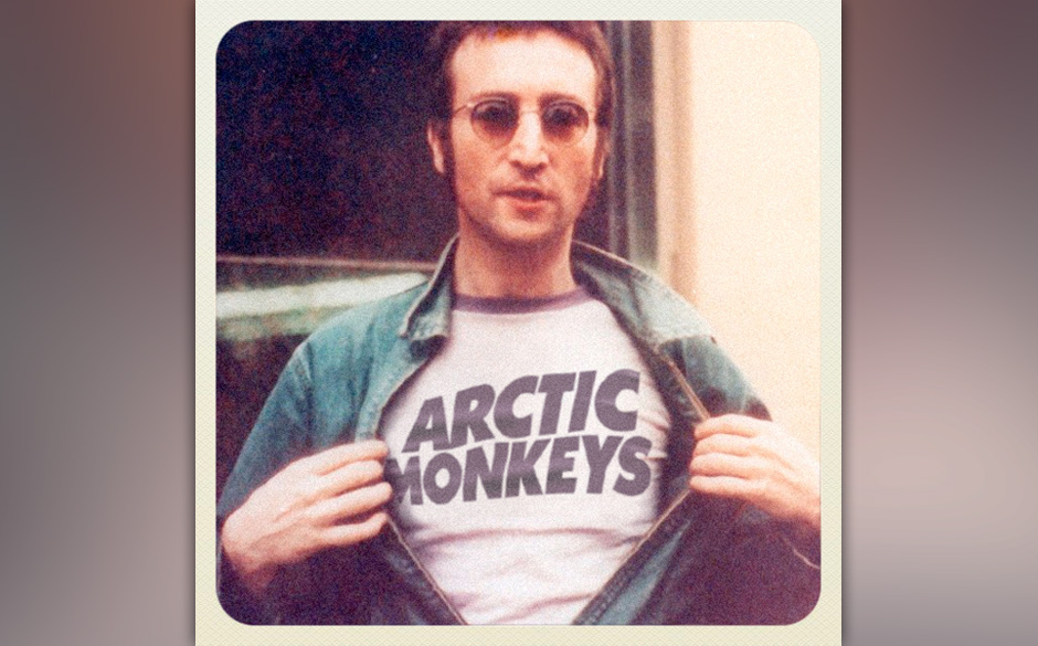 John Lennon mit einem Shirt der Arctic Monkeys.