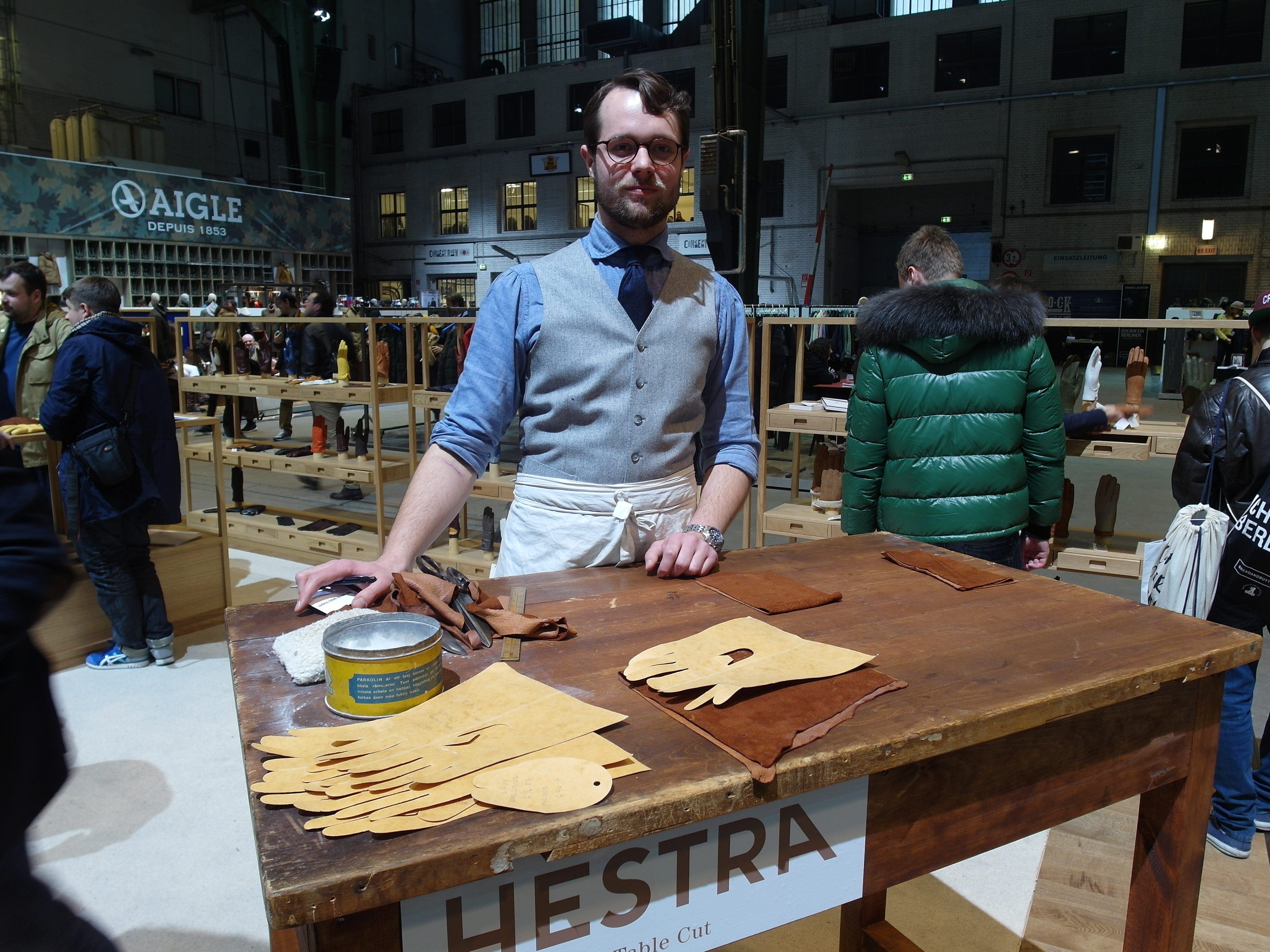 HESTRA fertigt Lederhandschuhe direkt am Messestand.