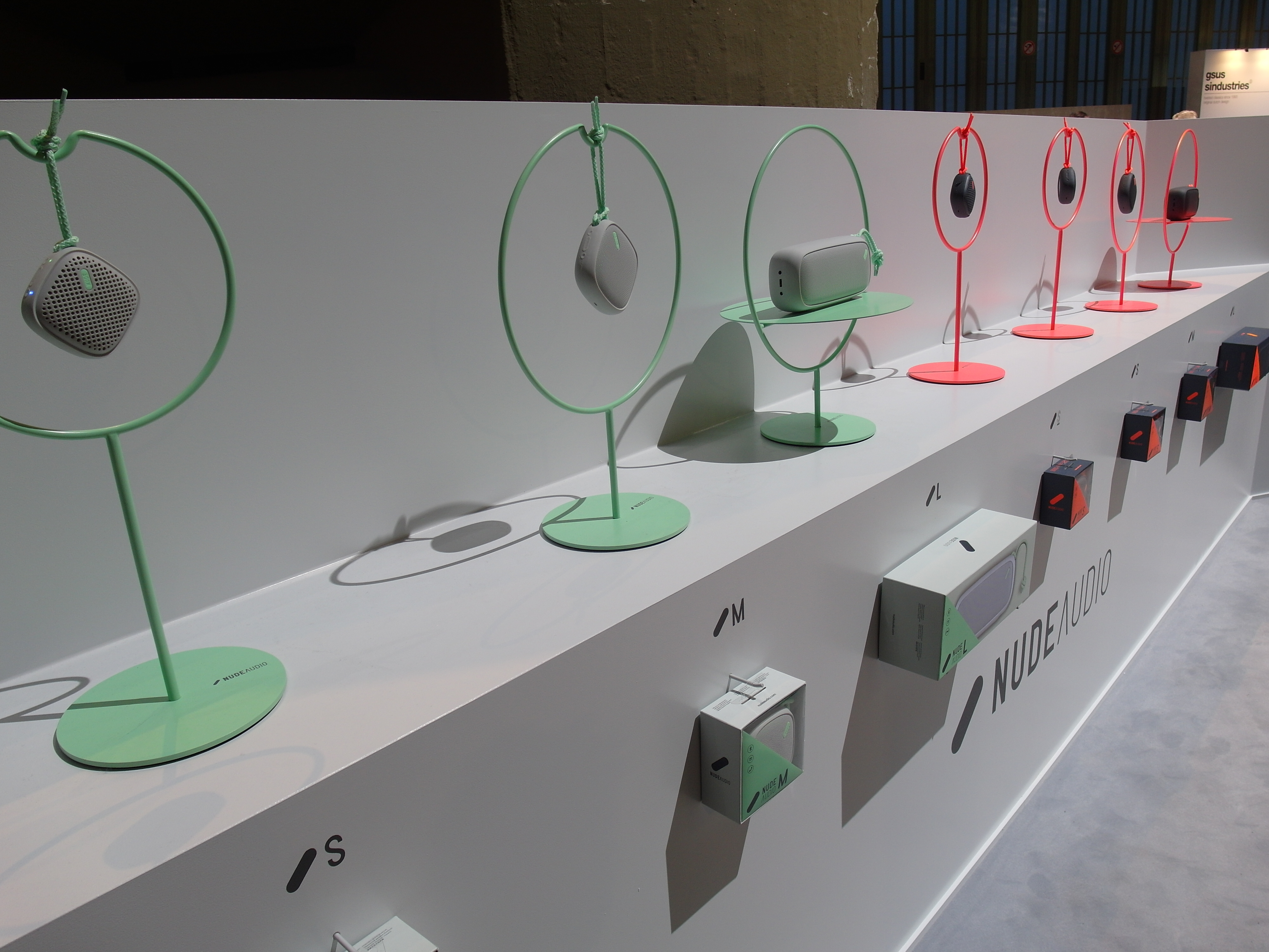 Stylische Lautsprecher zum Mitnehmen. Gesehen bei: Nude Audio.