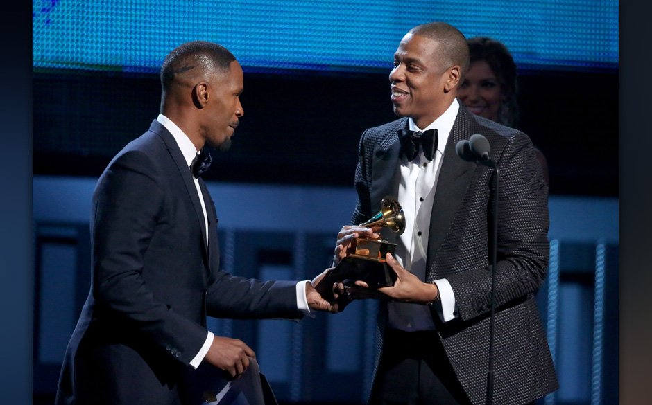Jay Z bekommt einen Award für seine Rap/ Song Collaboration mit Justin Timberlake...