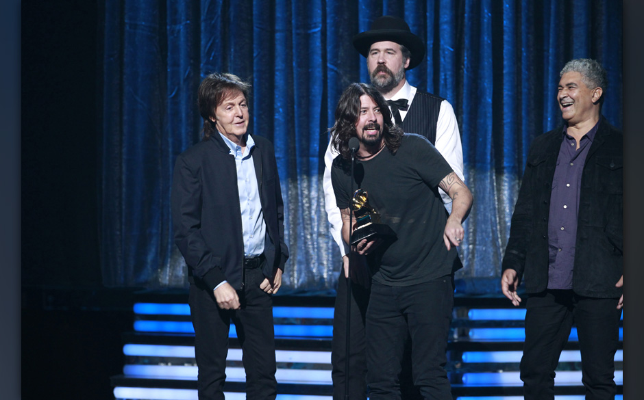 ..während Krist Novoselic, Paul McCartney, Pat Smear, and Dave Grohl en Award für den besten Rocksong namens "Cut Me Som...