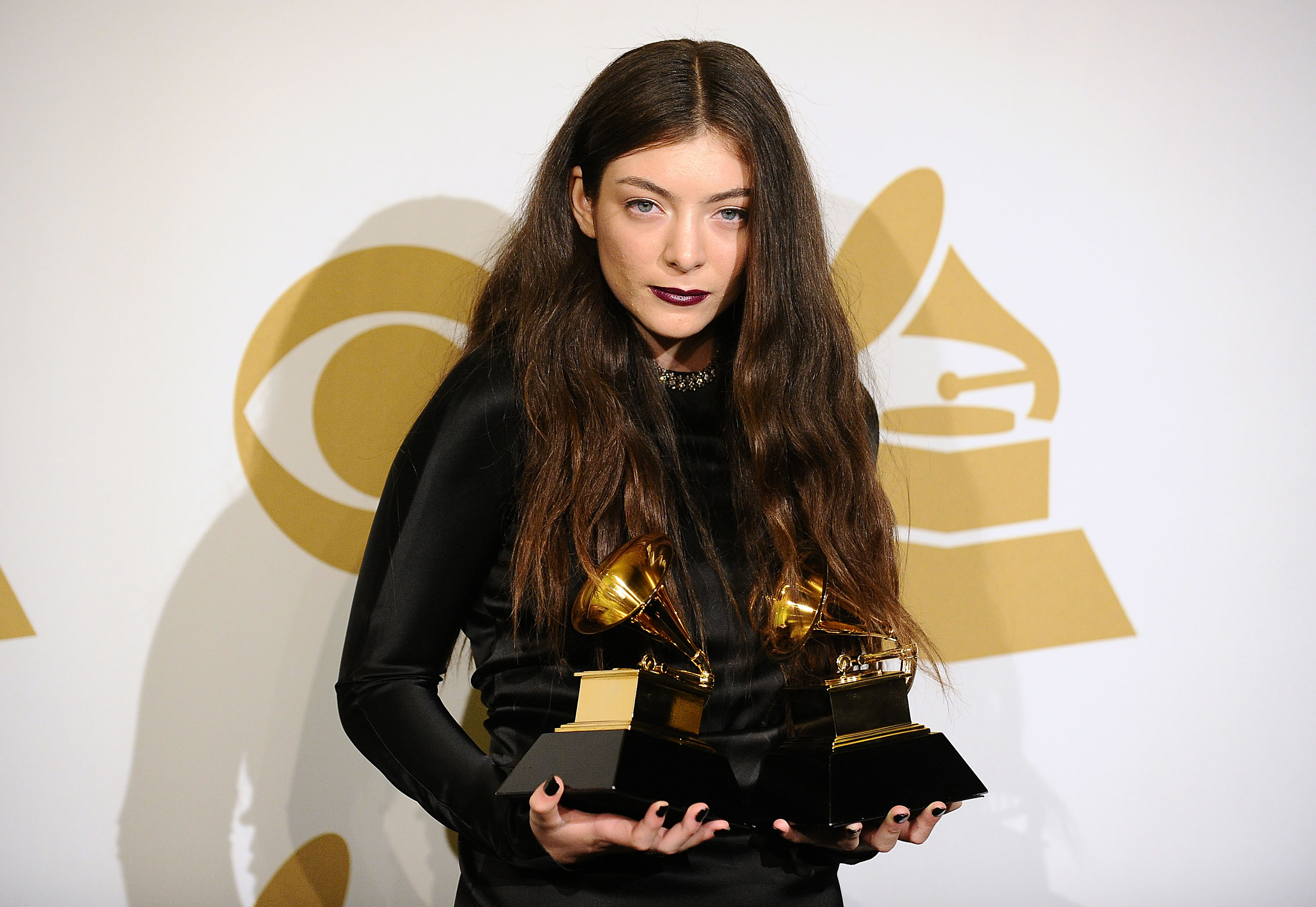 Lorde gewinnt mit ihrem Song "Royals" einen Grammy für "Song Of The Year" und...