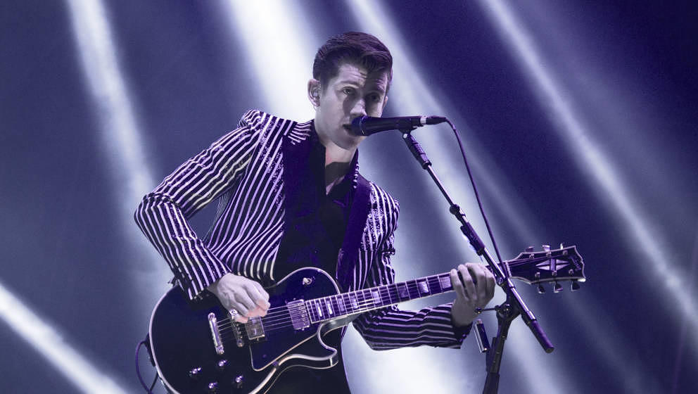 Alex Turner live mit den Arctic Monkeys, hier beim Southside 2013. Dieses Jahr kommen sie wieder auf Tour.
