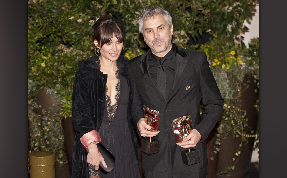 Alfonso Cuarón, hier mit Frau und zwei seiner insgesamt sechs BAFTA-Awards. Darunter auch der für den "Herausragenden Br...