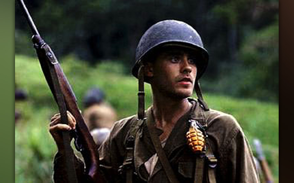 Ebenfalls 1998 spielte er Second Lieutenant Whyte im Kriegsdrama "Der schmale Grat"