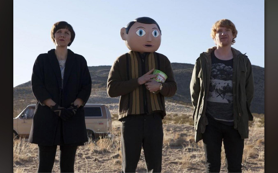 So sieht ein Star mit Wiedererkennungswert aus: Michael Fassbender als „Frank“, links daneben Band-Mitglied Maggie Gyl...