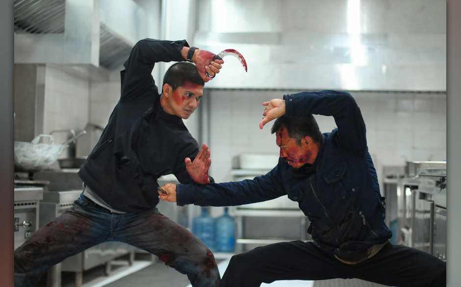 Mit dem Messer geht es besser: Iko Uwai und Kampfkunstkollege beim blutigen Stelldichein in „The Raid 2“.