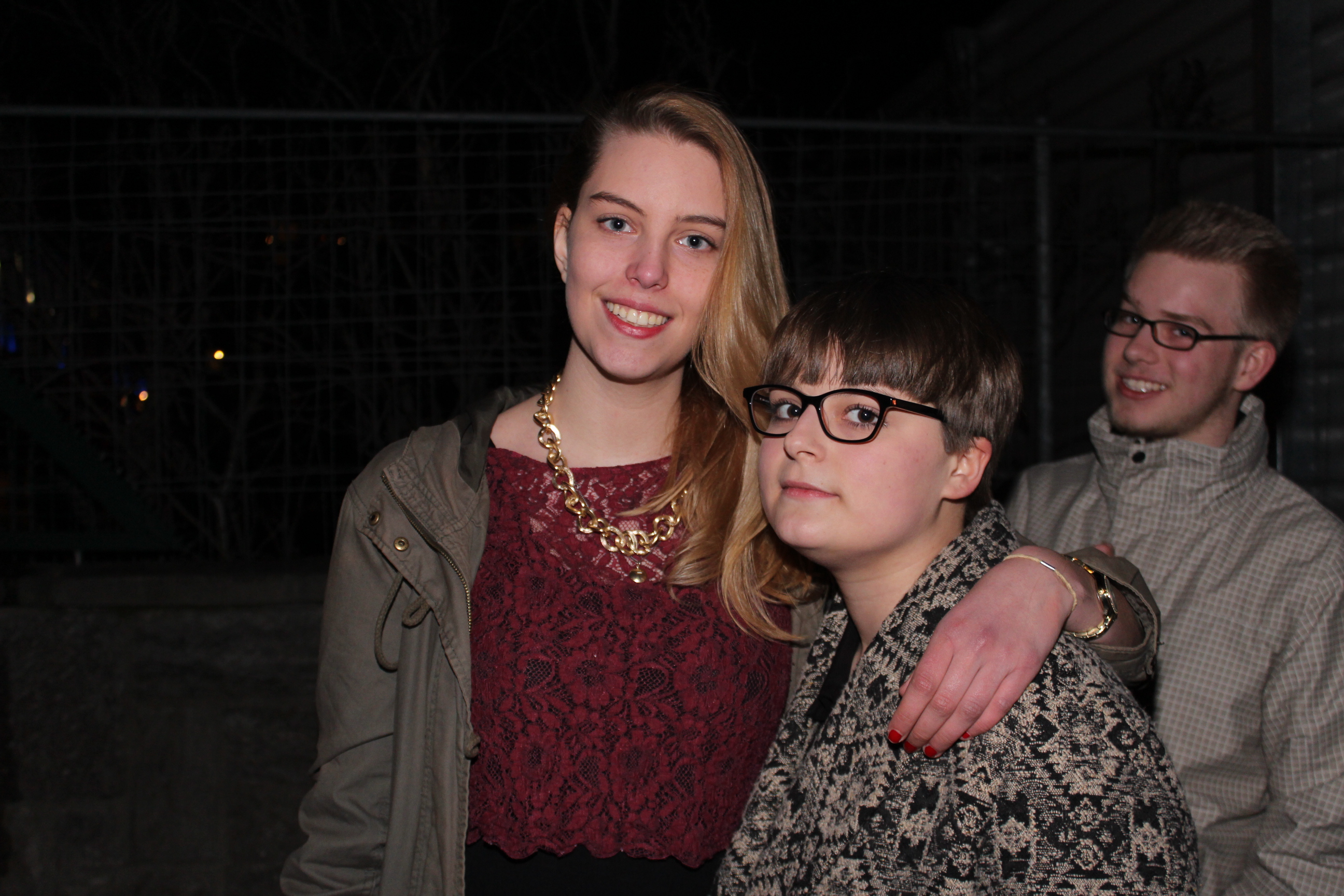 Jill (19, Museumspädagogin) und Synja (18, angehende Fotografin): "Wir mögen Sido weil er so gut aussieht... und weil se...