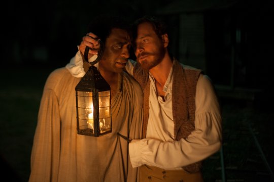 Nicht so eindrucksvoll wie Chiwetel Ejiofors Performance, trotzdem könnte Fassbenders Auftritt zumindest in Nebenrolle Go...